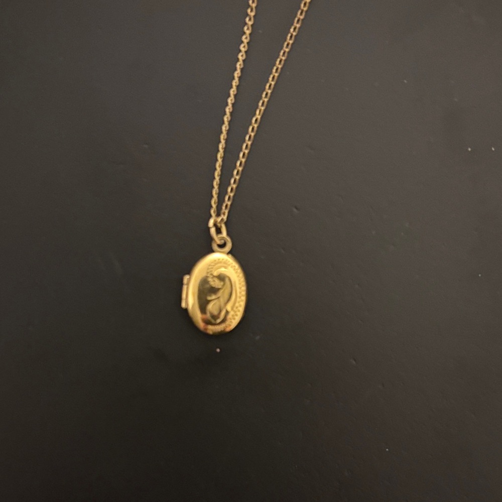 Elegant Gold Tone Locket Necklace